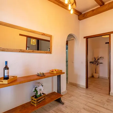 Vila Lunatika House